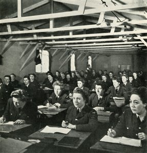 En eksamen vil følge, c1943. af Cecil Beaton