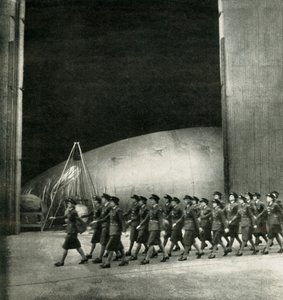 På et balloncenter, c1943. af Cecil Beaton