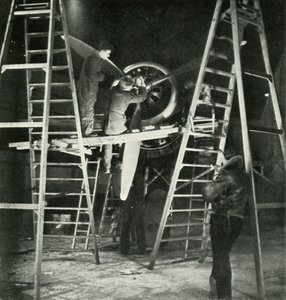 Flight Mechanics, også en W.A.A.F. Handel, c1943. af Cecil Beaton