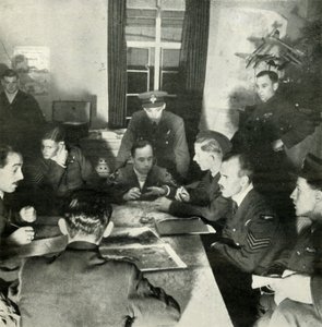 Afhøring af flybesætninger, W.A.A.F. Hjælp i dette arbejde, c1943. af Cecil Beaton