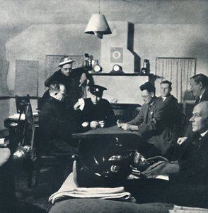 Nattevagt: Brandvæsenet slapper af, 1941 af Cecil Beaton