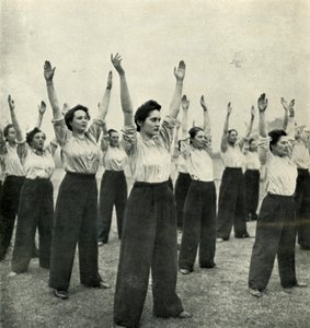 Fysisk træning på et rekruttdepot, c1943. af Cecil Beaton