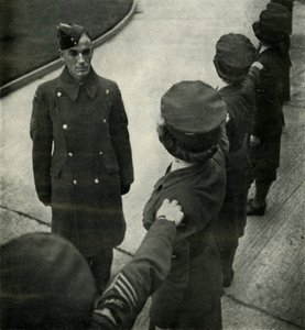 R.A.F. Sergent Drills Airwomen, c1943. af Cecil Beaton