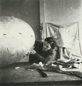Reparation af spærreluftsballoner, c1943. af Cecil Beaton