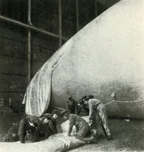Reparation af spærreildsballoner, c1943. af Cecil Beaton