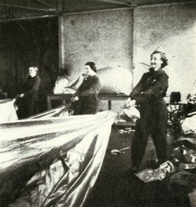 Reparation af spærreildsballoner, c1943. af Cecil Beaton