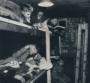 Skoledrenges sovesal, 1941 af Cecil Beaton