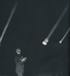 Krig..., 1941 af Cecil Beaton