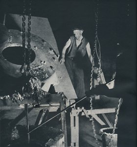 Arbejder i en flyfabrik klargøring af legering, 1941 af Cecil Beaton