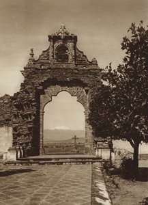 Mexico: Indgang til atriumet i Acatepec-kirken (s/h-foto)