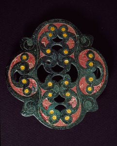 Keltisk kunst: gennemboret bronzeplade med emaljekorstning. 1. århundrede e.Kr. Fra Paillard (Oise). Breteuil, arkæologisk museum