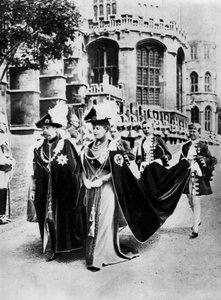 Kong George V og dronning Mary i klæderne fra Knights of the Garter, Windsor, 1937. af Central Press