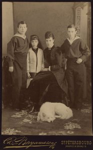 Kejserinde Maria Fyodorovna med børn, Nicholas Alexandrovich, George Alexandrovich og Xenia Alexandrovna, af Bergamasco, Charles (Karl) (1830-1896). Albumin Foto, ca. 1883. Russisk Stats Film- og Fotoarkiv, Krasnogorsk