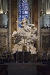 Indvendig udsigt af katedralen i Chartres, mesteralteret (skulptur af Charles Antoine Bridan antagelsen af Charles Antoine Bridan
