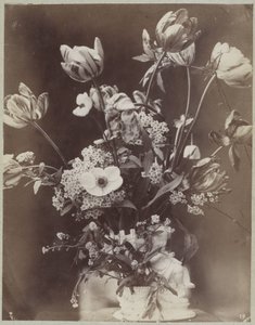 Blomsterstudie i vase med barnefigur
