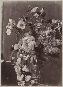 Blomsterstudie med ornamenteret vase