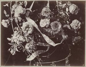 Blomsterstudie med kurv og bånd