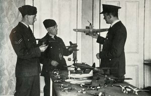 RAF-personale lærer at identificere fly under Anden Verdenskrig, 1941. af Charles Brown