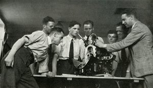 RAF-personel, der modtager flyvemotorinstruktion, 1941.