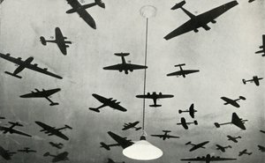 Silhuetter af militærfly...på en RAF træningsskole under Anden Verdenskrig, 1941.
