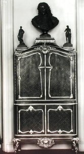 Skab med en buste af Louis af Orleans (1703-52) (træ)