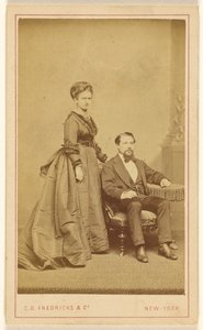 [Uidentificeret par: kvinde stående, mand med Vandyke-skæg siddende].
