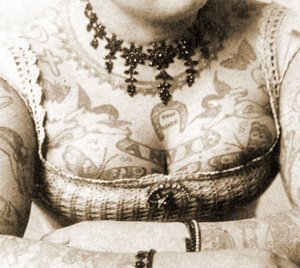 Nærbillede af Annie Howards bryst, ca. 1898 (kabinetfoto)