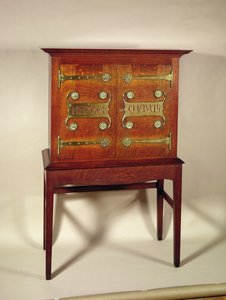 Kelmscott Chaucer kabinettet, designet af C.F.A.Voysey (1857-1941) og lavet af F.Coote, 1899 (eg med messingbeslag)