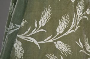 Bertha Palmers aftenfrakke, ca. 1902 (detaljeret billede af stof). Silkesatin med skåret fløjl i hvedemønster, metallic tråd blonder, silke metallic kvaster. Værd, Paris. af Charles Frederick Worth
