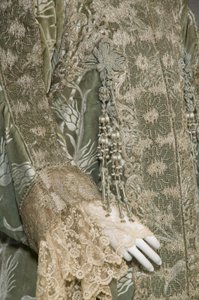 Bertha Palmers aftenfrakke, ca. 1902 (detaljeret billede af ærmet). Silkesatin med skåret fløjl i hvedemønster, metallic tråd blonder, silke metallic kvaster. Værd, Paris. af Charles Frederick Worth