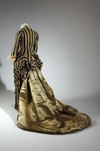 Aftenkjole, ca. 1884 (skråudsigt bagpå). Silke satin og skåret fløjl, blonder, silketråd kvaster og frynser. Charles Frederick Worth, Frankrig.