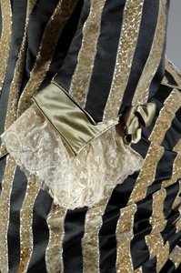 Aftenkjole, ca. 1884 (detaljeret billede af armen). Silke satin og skåret fløjl, blonder, silketråd kvaster og frynser. Charles Frederick Worth, Frankrig. af Charles Frederick Worth