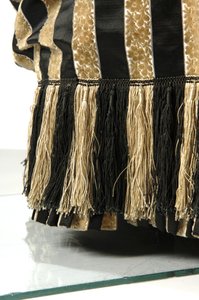 Aftenkjole, ca. 1884 (detaljeret billede af sømmen). Silke satin og skåret fløjl, blonder, silketråd kvaster og frynser. Charles Frederick Worth, Frankrig. af Charles Frederick Worth