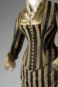 Aftenkjole, ca. 1884 (delvis sideskrå). Silke satin og skåret fløjl, blonder, silketråd kvaster og frynser. Charles Frederick Worth, Frankrig.