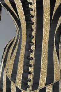 Aftenkjole, ca. 1884 (delvis af knaplukning). Silke satin og skåret fløjl, blonder, silketråd kvaster og frynser. Charles Frederick Worth, Frankrig.