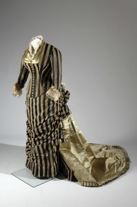 Aftenkjole, ca. 1884 (skråbillede). Silke satin og skåret fløjl, blonder, silketråd kvaster og frynser. Charles Frederick Worth, Frankrig.