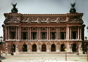 Udsigt over facaden af opera teatret realiseret af Charles Garnier (1825-1898) i 1875 i Paris
