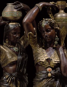 Detalje af to bronzefakler i form af indiske kvinder, der bærer vaser