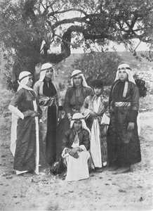 Gruppe af Druse Damer, c1913 af Charles J. S. Makin