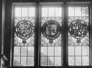 Gammelt glas over sydhallens dør af Charles Latham