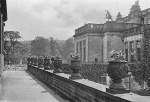 Udskårne stenvaser, East Terrace (s/h foto) af Charles Latham
