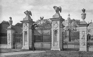 Drayton: The Forecourt Gates (s/h foto) af Charles Latham