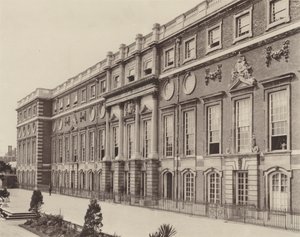 Hampton Court Palace, River Front af Charles Latham
