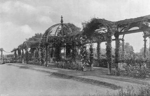 Nedsænket kroketplæne og østpergola af Charles Latham