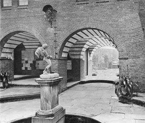 The Fountain Court (s/h foto) af Charles Latham
