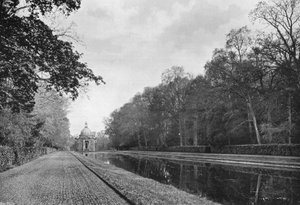 Den lange kanal og pavillon af Charles Latham