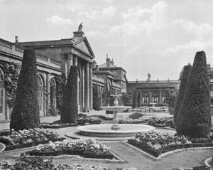 Marmorfontænerne i Orangeriets haver (s/h foto) af Charles Latham