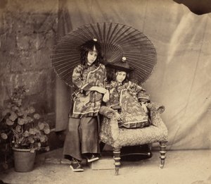 Lorina og Alice Liddell i kinesisk kjole af Charles Lutwidge Dodgson