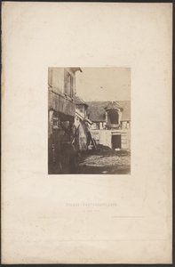 [Cour de ferme] / [Gårdsplads i et bondehus] af Charles Marville