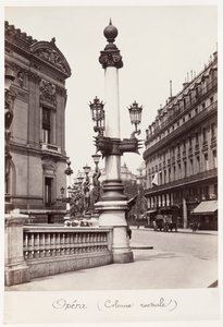 Opéra Rostral Column, ca. 1875. af Charles Marville
